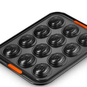 Le Creuset Easter Egg 12-Cup Tray
